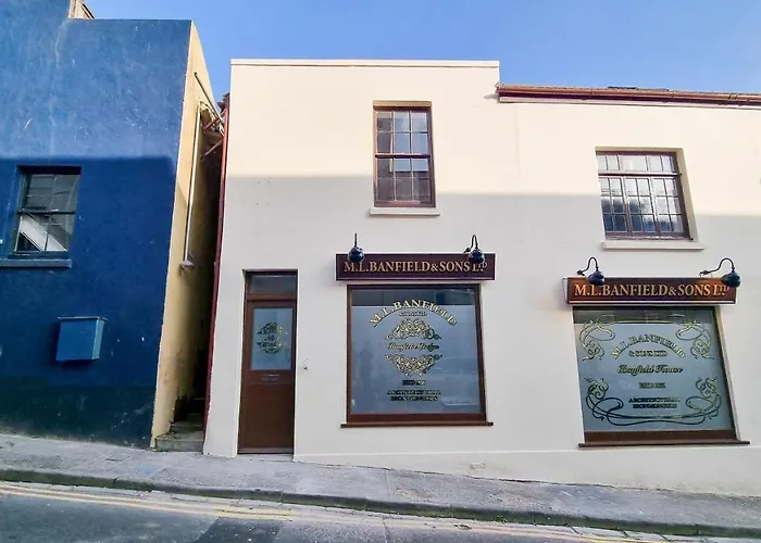 Modern 2-Bed Townhouse - Free Private Parking